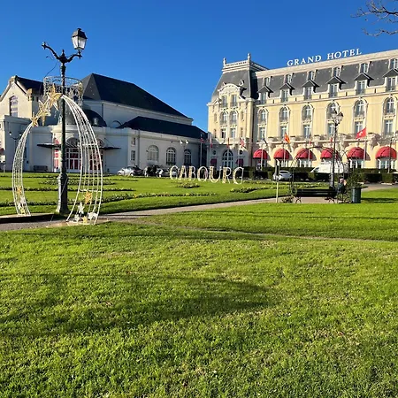 T2 à 2 Min De La Mer, Avec Jardin Privé Et Clôturé, Parking, à Proximité Du Centre-ville