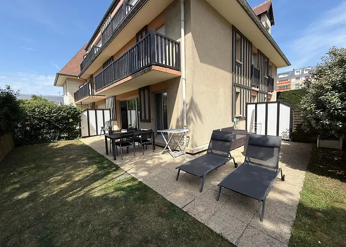 T2 à 2 Min De La Mer, Avec Jardin Privé Et Clôturé, Parking, à Proximité Du Centre-ville