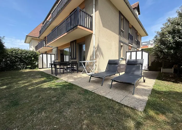 T2 à 2 Min De La Mer, Avec Jardin Privé Et Clôturé, Parking, à Proximité Du Centre-ville